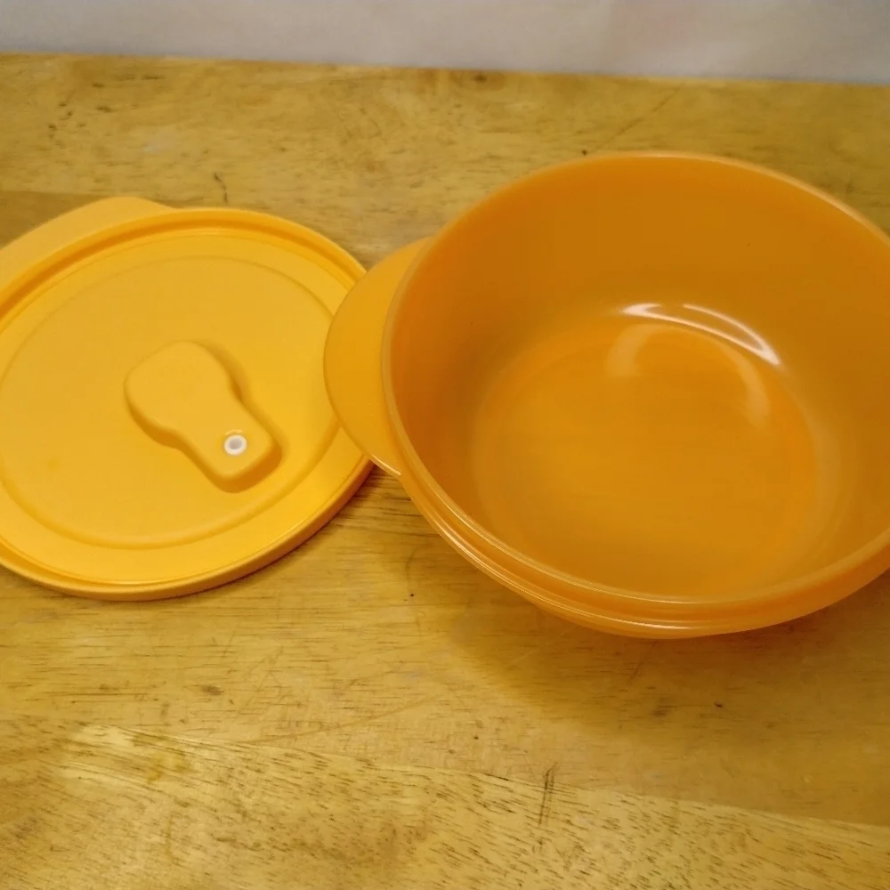 New Tupperware Orange 2 1/2 vent and serve round lunch container